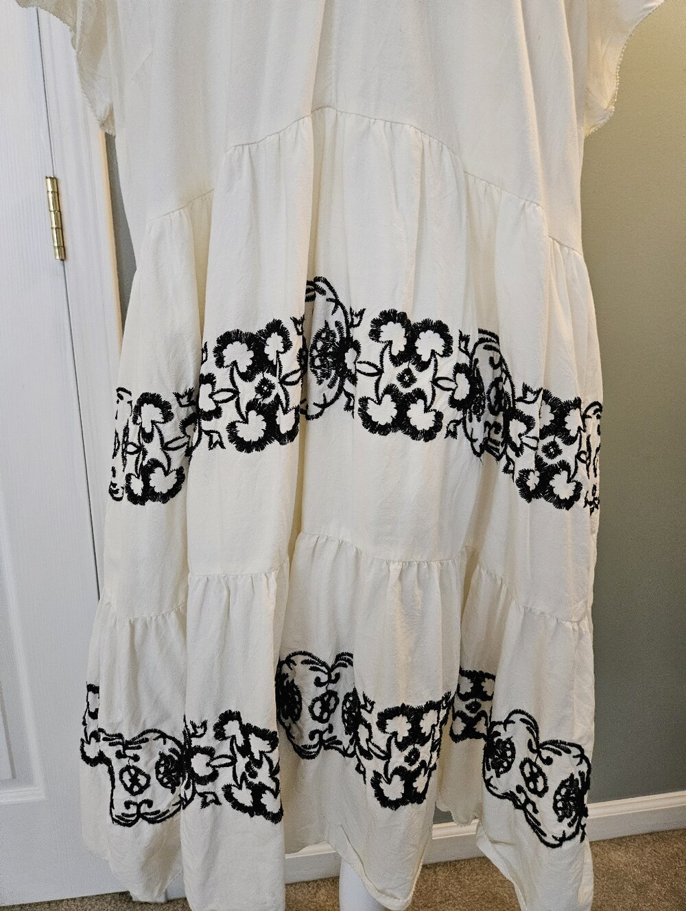 Old Navy Cream Midi Dress with Black Embroidered Floral Design Size XL Pockets - Picture 6 of 13